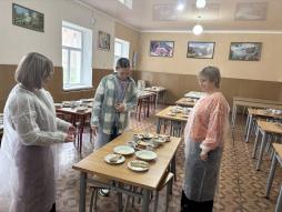 Проверка школьной столовой комиссией по контролю организации питания обучающихся